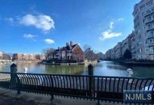 206 Shearwater Ct W #55, Jersey City, NJ 07305
