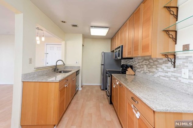 200 Crown Ct Apt 412, Edgewater, NJ 07020