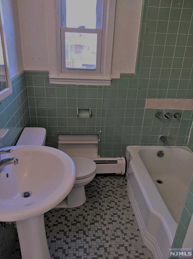 331 Washington St #2, Carlstadt, NJ 07072
