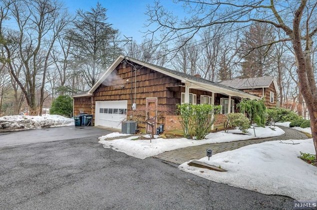 62 Summit Ave, Montvale, NJ 07645