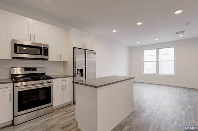 325 Main St #2d, Little Ferry, NJ 07643