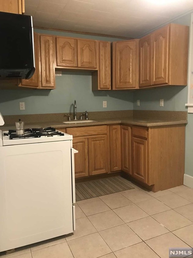 285 4th Ave #2, Paterson, NJ 07506