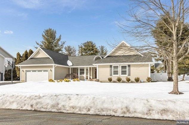 125 Sturbridge Cir, Wayne, NJ 07470-8449