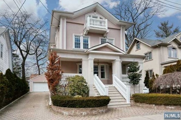 1075 Edgewood Ln, West Fort Lee, NJ 07024-4229