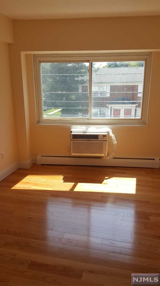 333 Grand Ave #3b, Palisades Park, NJ 07650