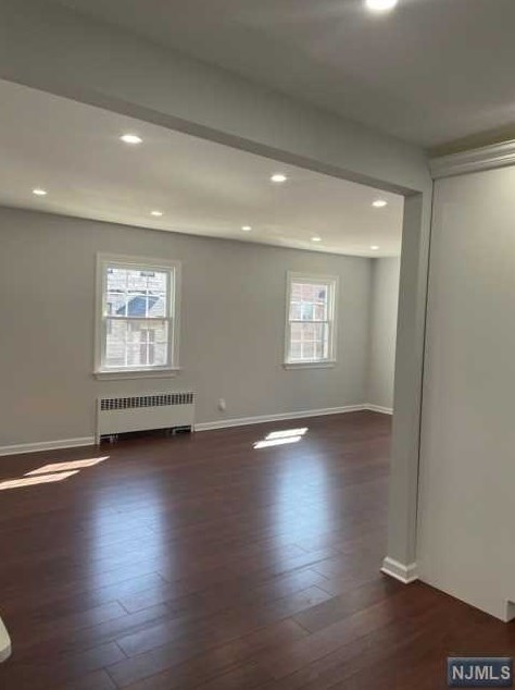 273 9th St, Palisades Park, NJ 07650