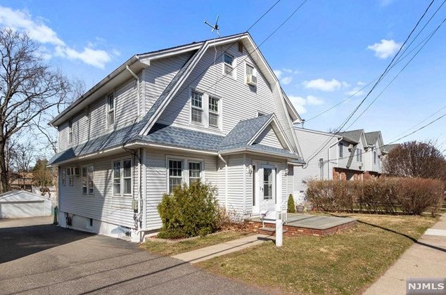 26 Home Pl, Bergenfield, NJ 07621-1709