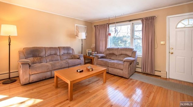 30 Iroquois Ave, Oakland, NJ 07436