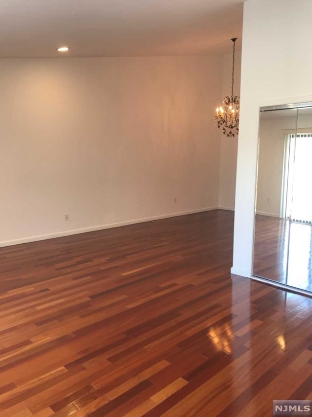 735 Riverside Ave Apt B10, Lyndhurst, NJ 07071