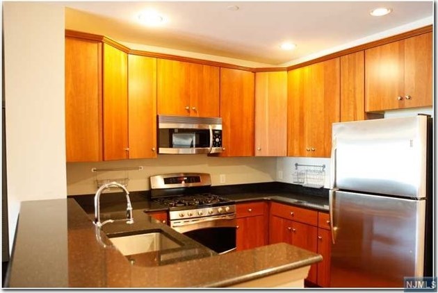 7400 River Rd #216, North Bergen, NJ 07047