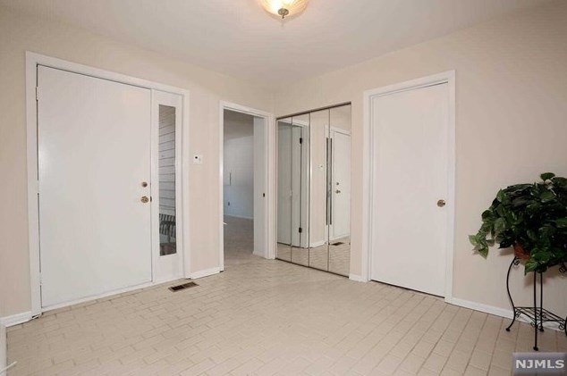 14 Romopock Ct, Mahwah, NJ 07430