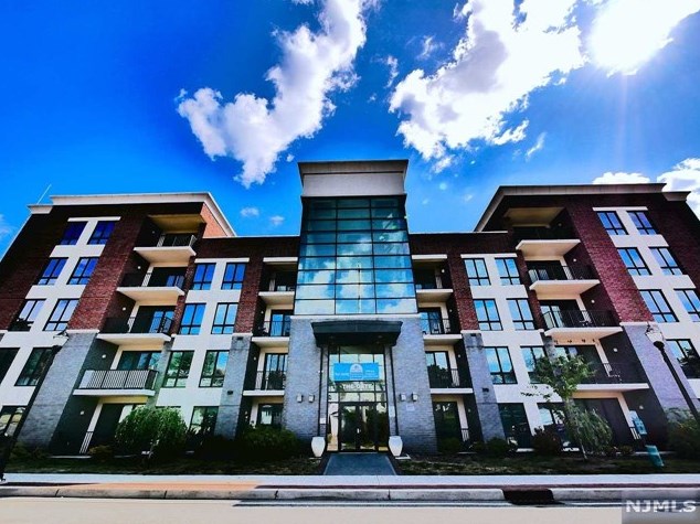 17 Meadow Rd #201, Rutherford, NJ 07070