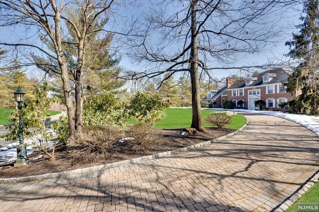 10 Eckert Farm Rd, Upper Saddle River, NJ 07458