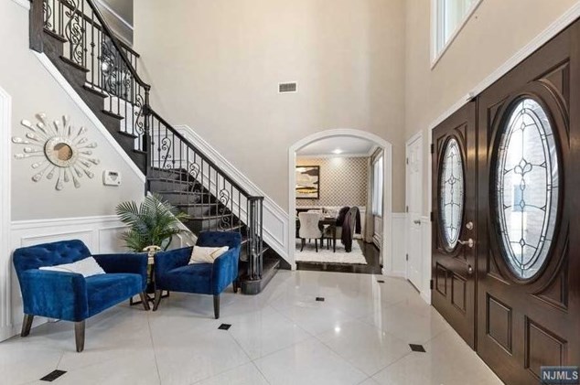 232 Vivien Ct, Paramus, NJ 07652-4615