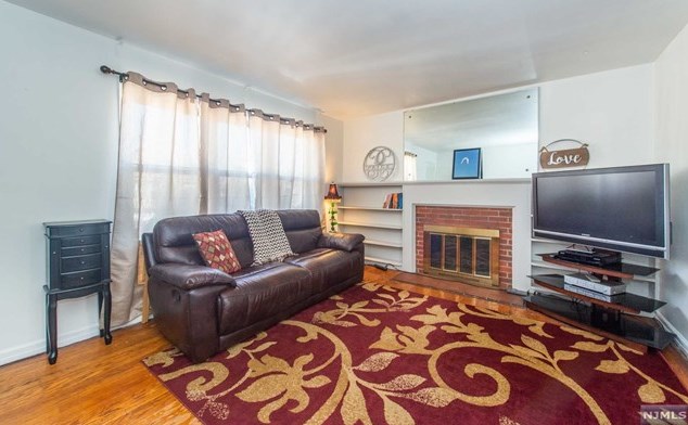 54 Fencsak Ave, Elmwood Park, NJ 07407-1243