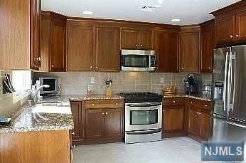 84 Lakeview Dr, Westwood NJ  07675-7065 exterior
