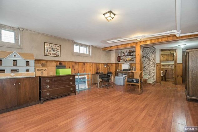 341 Parker St, Newark, NJ 07104-1305