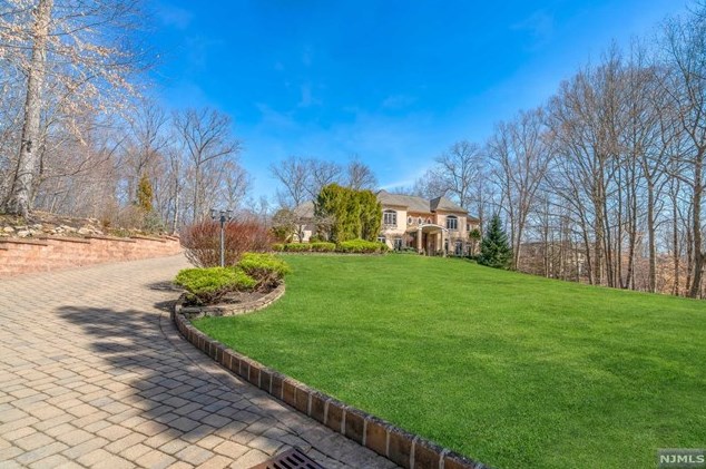 10 Eugene Dr, Upper Saddle River, NJ 07458