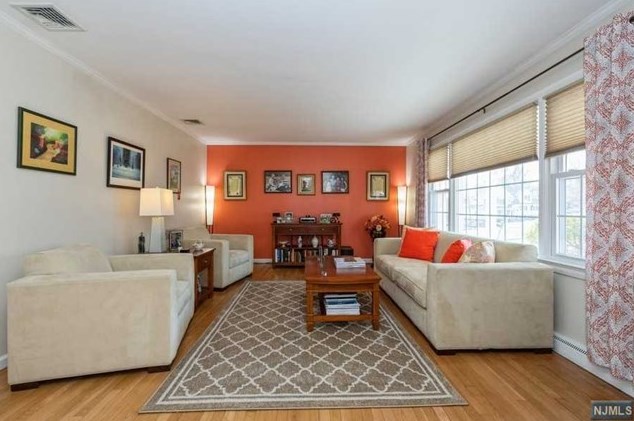 4 Bari Ln, Park Ridge, NJ 07656