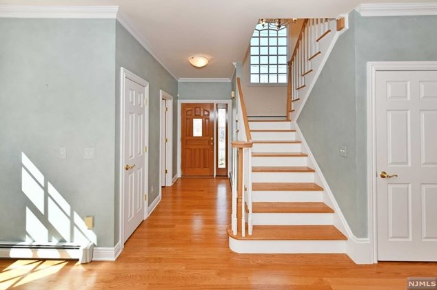 216 Everett Ave, Wyckoff, NJ 07481-1905