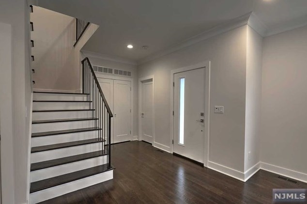 46 Pershing Pl, Cresskill, NJ 07626