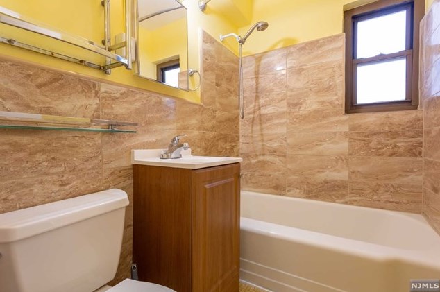 420 Fairview Ave, West Fort Lee NJ  07024-3802 exterior