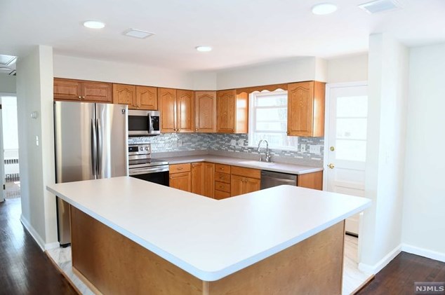 184 Vivyen St, Bergenfield, NJ 07621-1013