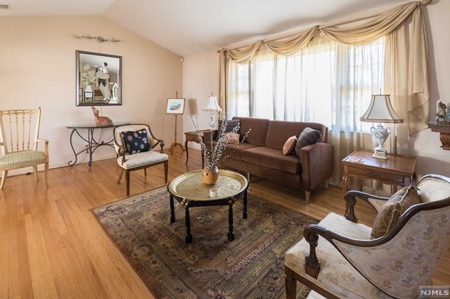 12 Halco Dr, Paramus, NJ 07652-4625