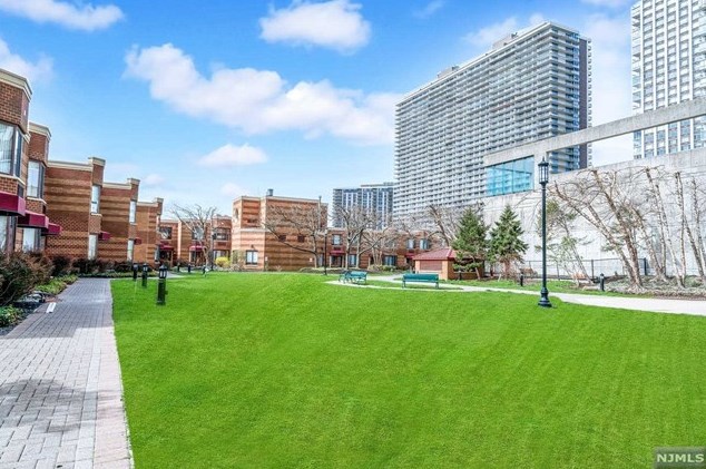 100 Old Palisade Rd, West Fort Lee NJ 07024-7064 exterior