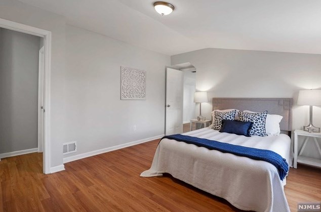 49 Clinton Park Dr, Bergenfield NJ  07621-2452 exterior