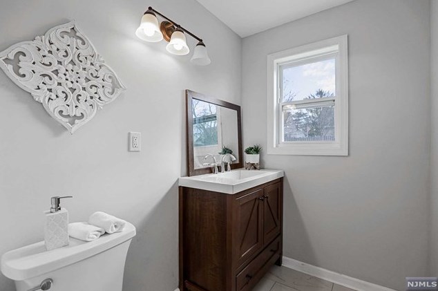 49 Clinton Park Dr, Bergenfield NJ  07621-2452 exterior