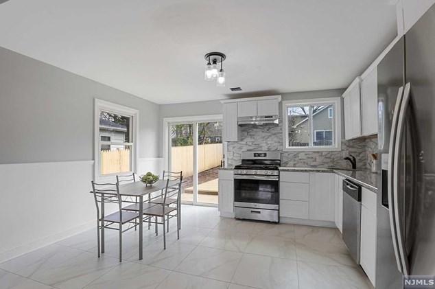 49 Clinton Park Dr, Bergenfield NJ  07621-2452 exterior