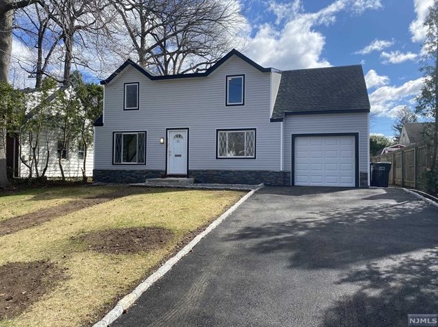 49 Clinton Park Dr, Bergenfield NJ  07621-2452 exterior