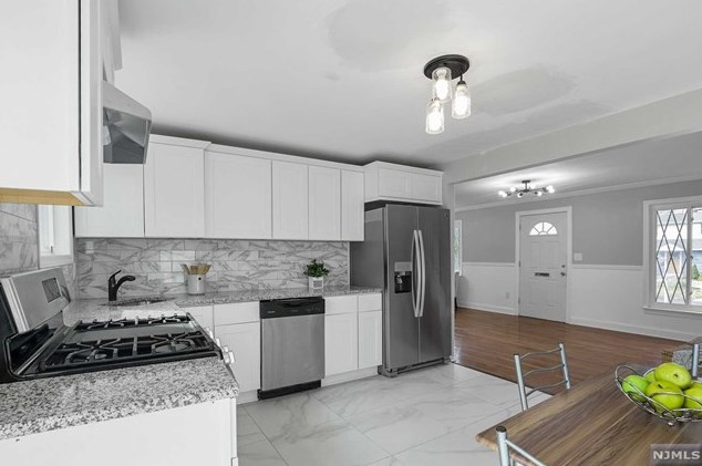 49 Clinton Park Dr, Bergenfield NJ  07621-2452 exterior