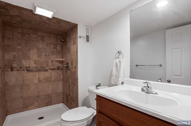 49 Clinton Park Dr, Bergenfield NJ  07621-2452 exterior