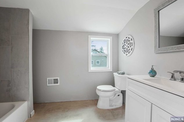 49 Clinton Park Dr, Bergenfield NJ  07621-2452 exterior