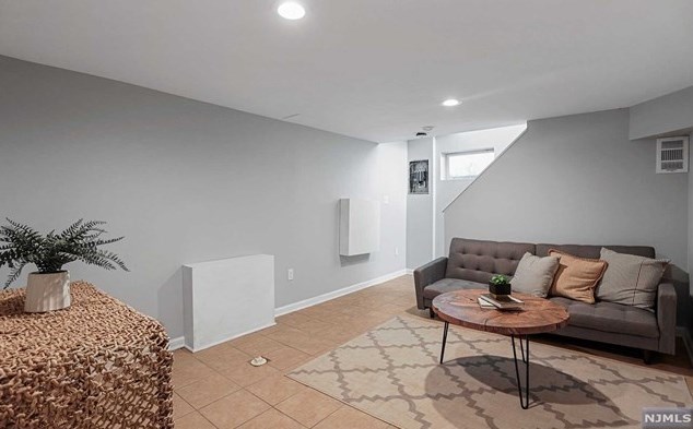 49 Clinton Park Dr, Bergenfield NJ  07621-2452 exterior