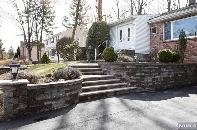 10 Harding Ct, Park Ridge, NJ 07656-2415