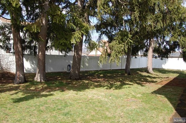 319 Heimstrand Ct, Saddle Brook, NJ 07663-5047