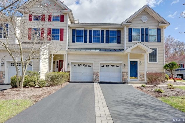 28 Woods Edge Rd, Westwood, NJ 07675-7469
