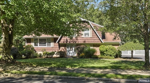 14 Academy Cir, Oakland, NJ 07436