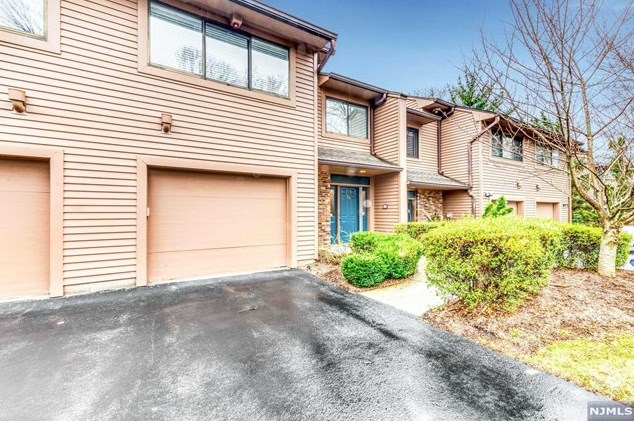 14 Danbury Ct, Township Of Washington, NJ 07676-4350