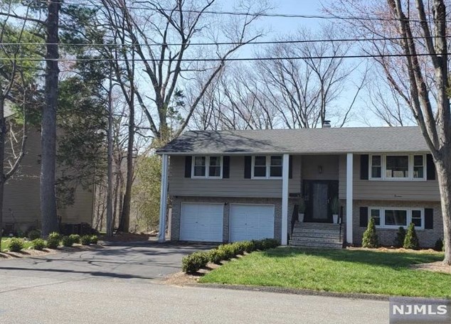 13 Lakeshore Dr, Oakland, NJ 07436