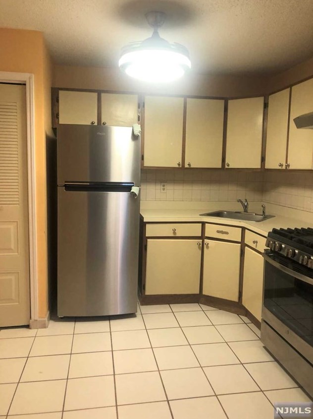 540 Holly Ct, Mahwah, NJ 07430