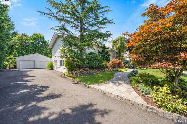 54 Wanamaker Ave, Waldwick, NJ 07463-1632