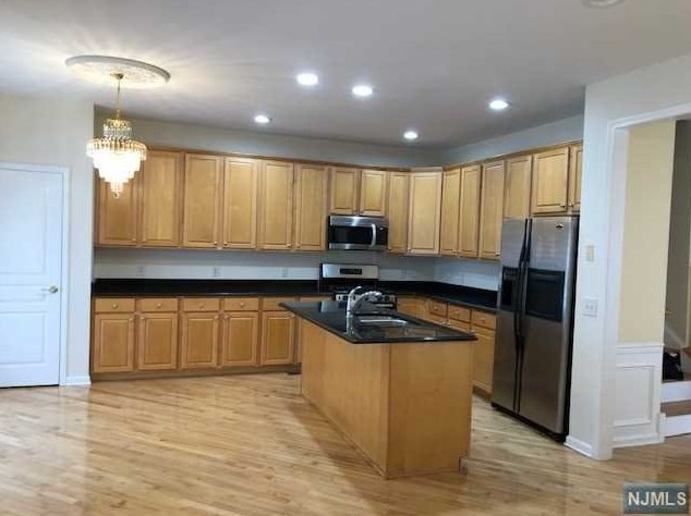 42 Mulberry Ct, Paramus NJ  07652-1360 exterior
