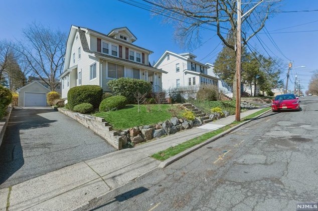 6 Oakdene Ave, Teaneck, NJ 07666