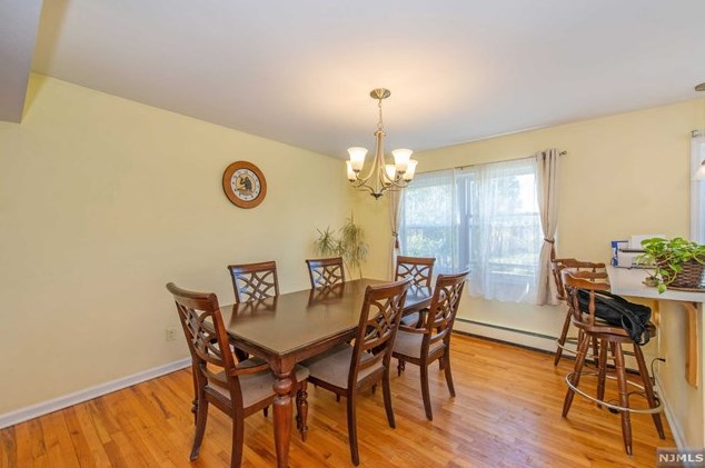102 Glen Ave, Paramus NJ  07652-2313 exterior