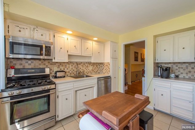 102 Glen Ave, Paramus NJ  07652-2313 exterior