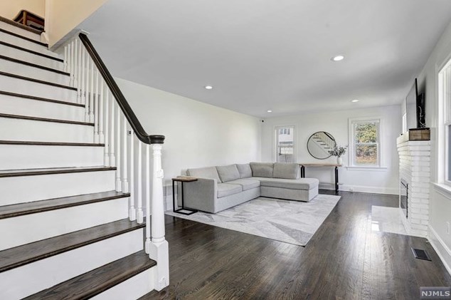 9 Liberty St, Wyckoff, NJ 07481-3021